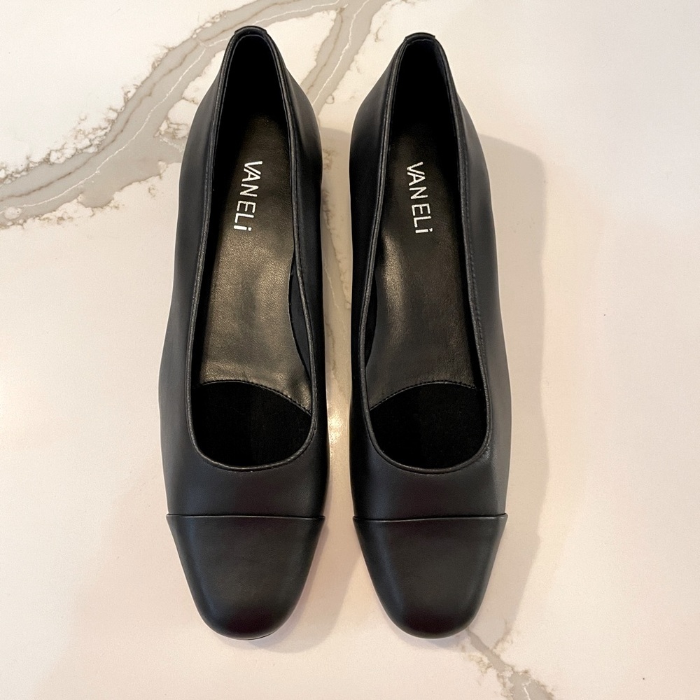 VANELi Frankie Black Leather Flat, Size 8N, NWOT
VANELI FC-313